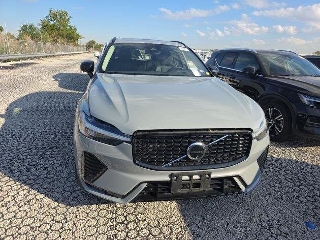 2025 Volvo XC60 B5 Plus photo 2
