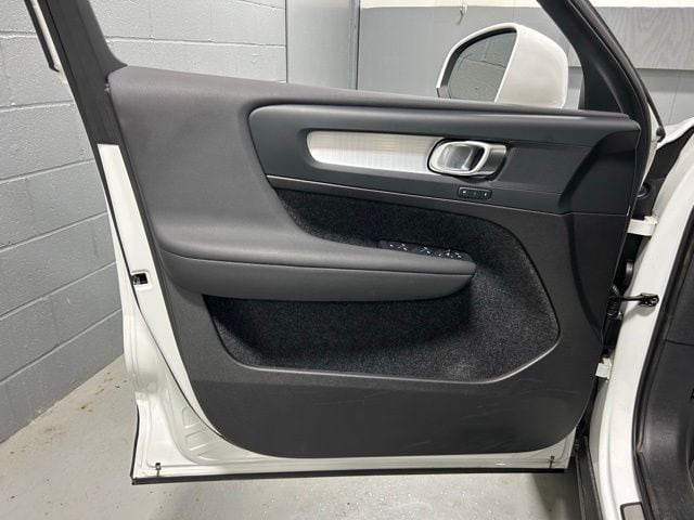 2025 Volvo XC40 Core - Photo 8