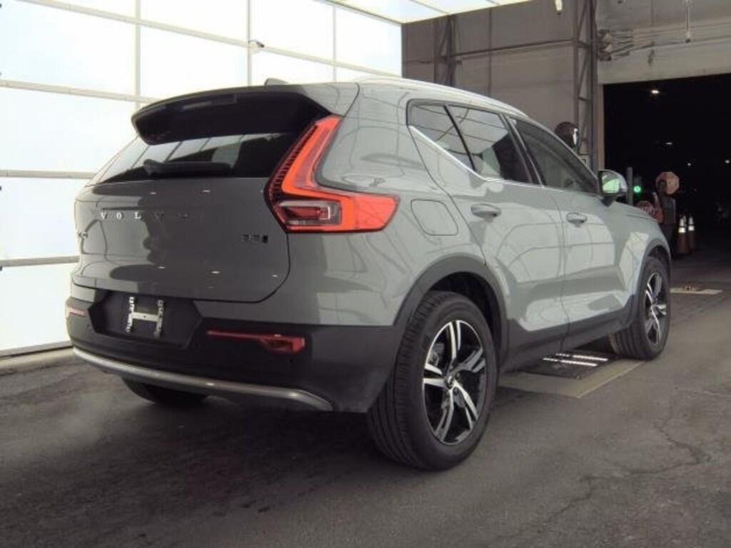 Used 2025 Volvo XC40 B5 Core SUV