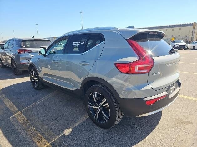2025 Volvo XC40 Core photo 3
