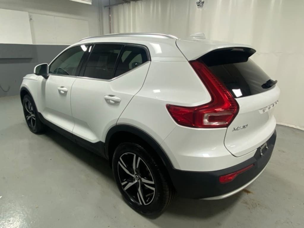 Used 2025 Volvo XC40 B5 Core SUV
