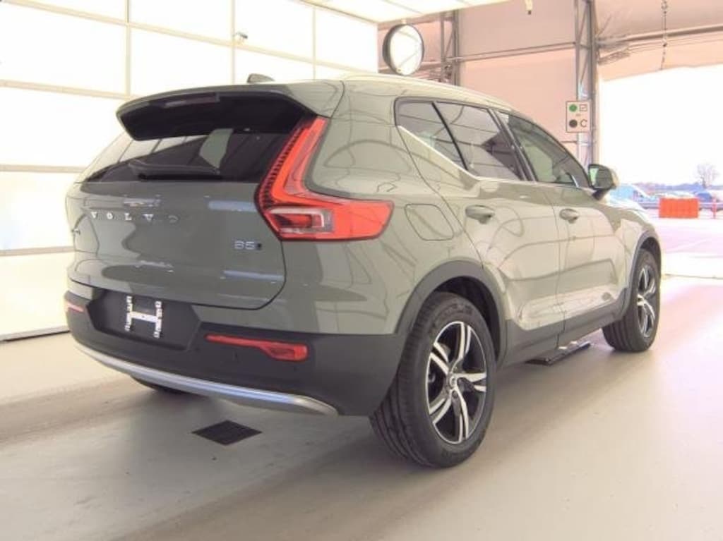 Used 2025 Volvo XC40 B5 Core SUV