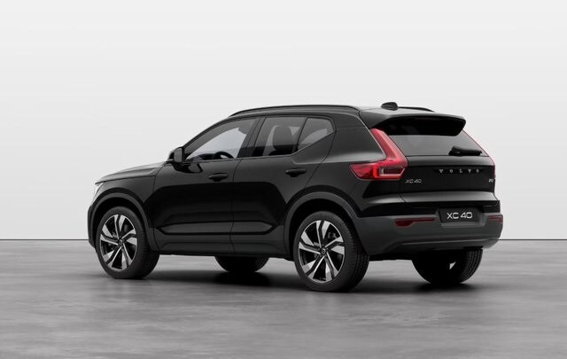 2025 Volvo XC40 Plus photo 2