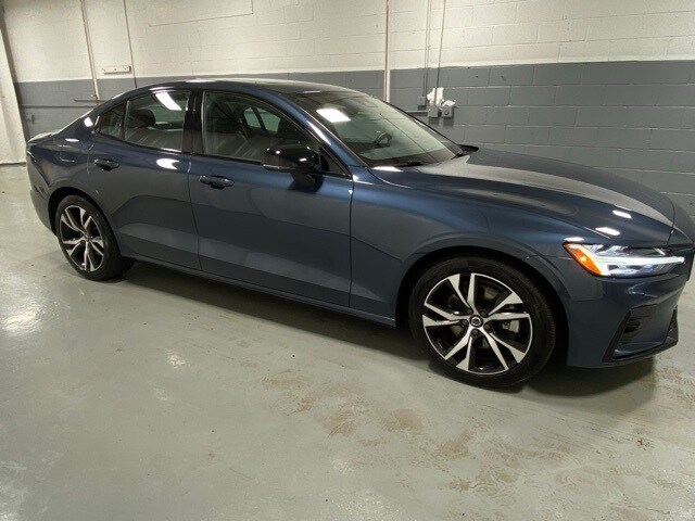 2025 Volvo S60 B5 Core photo 4