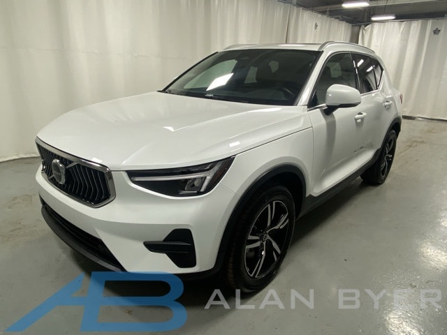 2025 Volvo XC40 Core