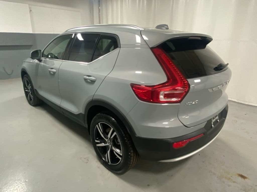 Used 2025 Volvo XC40 B5 Core SUV