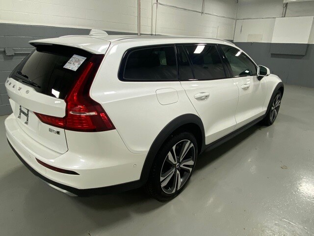 2025 Volvo V60 Cross Country B5 Plus photo 3