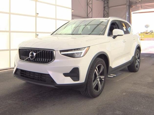 2025 Volvo XC40 Core photo 2