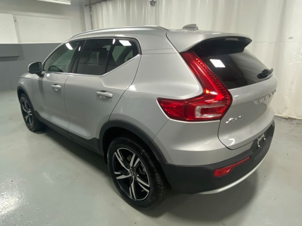 Used 2025 Volvo XC40 B5 Core SUV