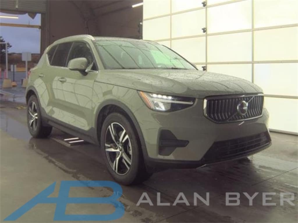 Certified 2025 Volvo XC40 B5 Core SUV