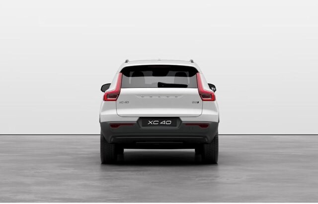 2025 Volvo XC40 photo 3