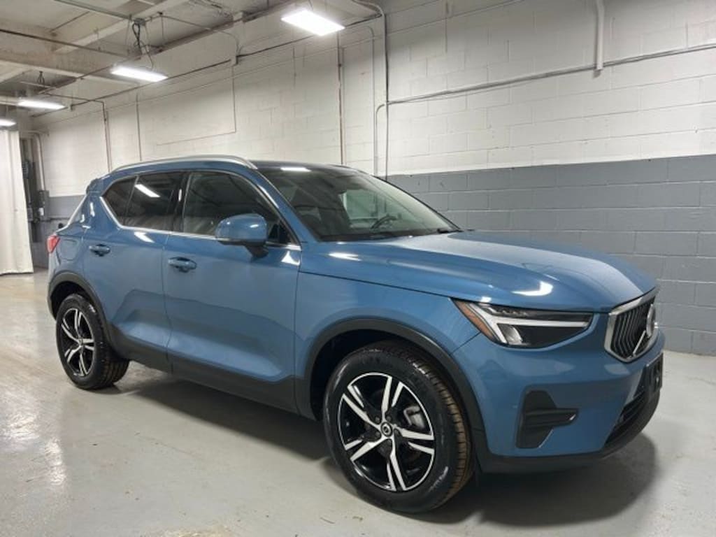 Used 2025 Volvo XC40 B5 Core SUV