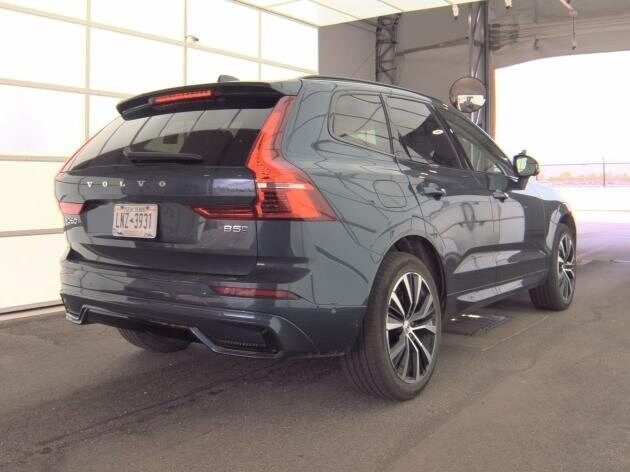 2025 Volvo XC60 B5 Plus photo 3