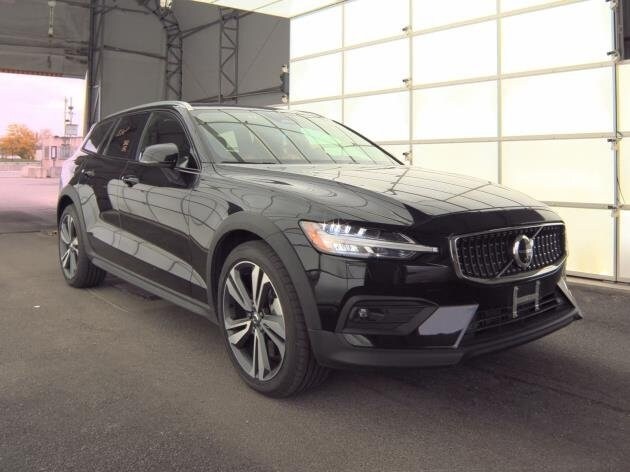 2025 Volvo V60 Cross Country B5 Plus photo 2