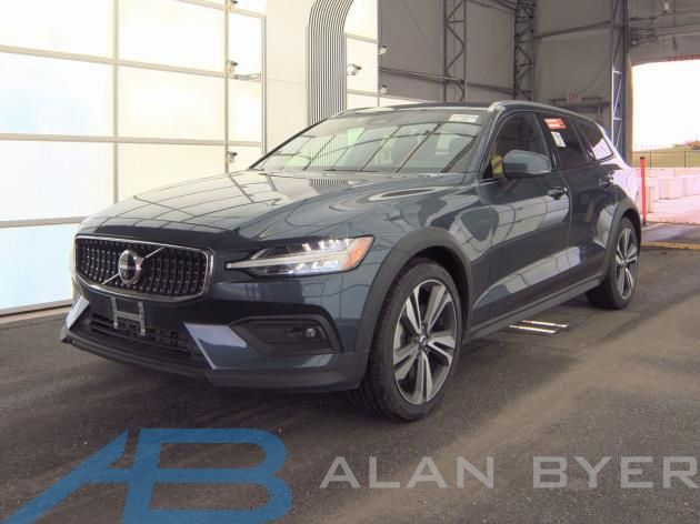 2025 Volvo V60 Cross Country B5 Plus AWD's photo