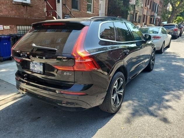 2022 Volvo XC60 B5 Momentum photo 4