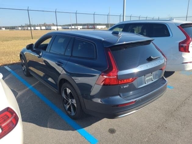 2025 Volvo V60 Cross Country B5 Plus photo 4