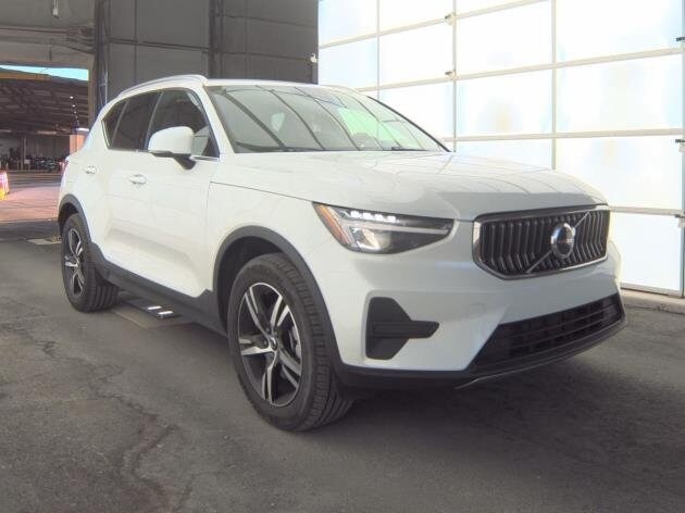 2025 Volvo XC40 Core photo 2