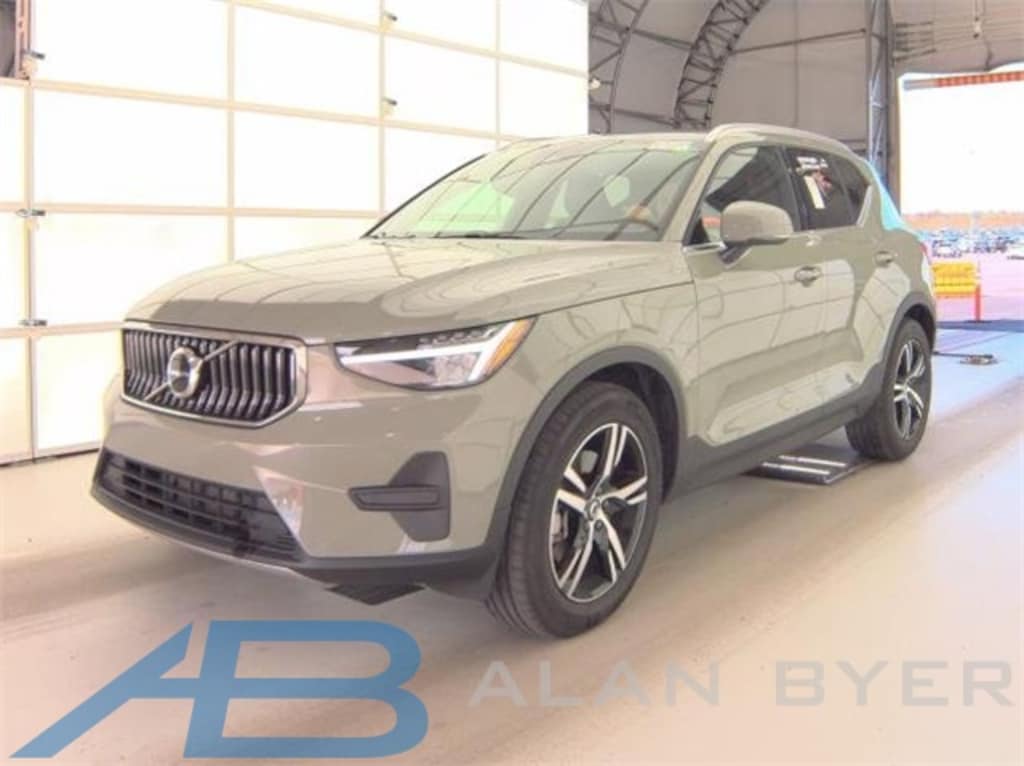 Used 2025 Volvo XC40 B5 Core SUV