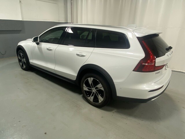 2024 Volvo V60 Cross Country B5 Plus photo 2