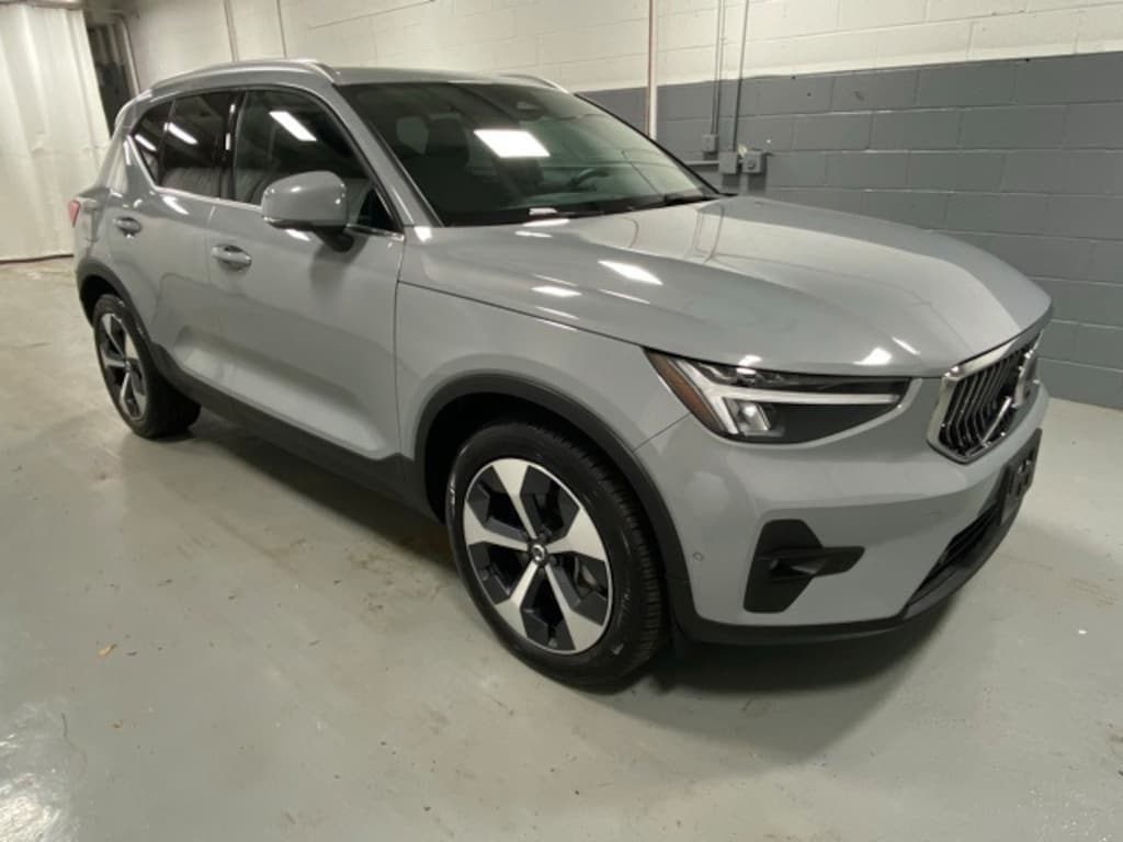 Used 2025 Volvo XC40 B5 Plus Bright Theme SUV