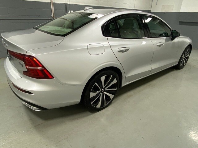 2022 Volvo S60 B5 Momentum photo 3