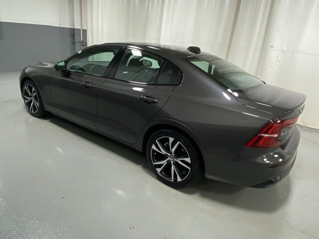 2025 Volvo S60 B5 Core photo 2