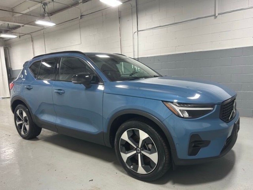 Used 2025 Volvo XC40 B5 Plus Dark Theme SUV