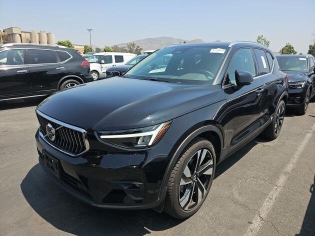 2025 Volvo XC40 Plus photo 2