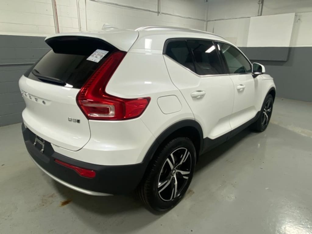 Used 2025 Volvo XC40 B5 Core SUV