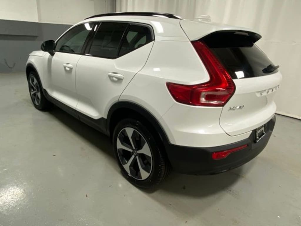 New 2025 Volvo XC40 B5 Plus Dark Theme SUV
