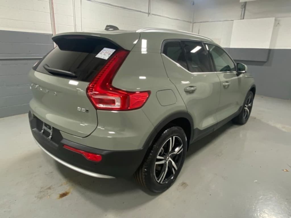 Used 2025 Volvo XC40 B5 Core SUV