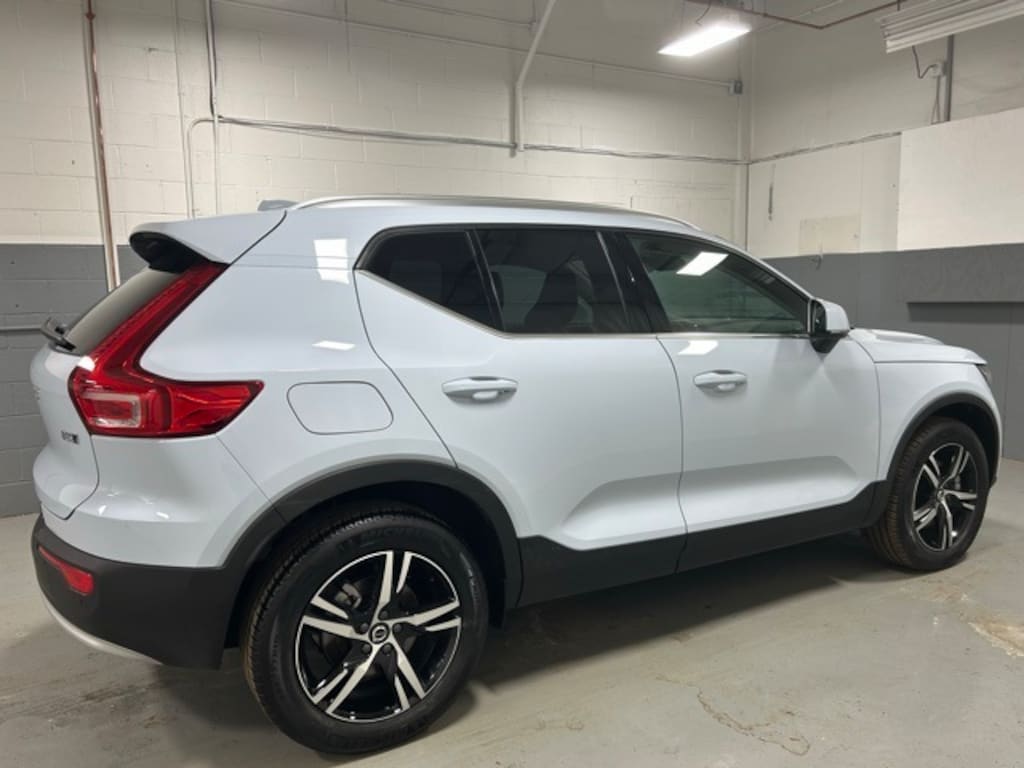 Used 2025 Volvo XC40 B5 Core SUV