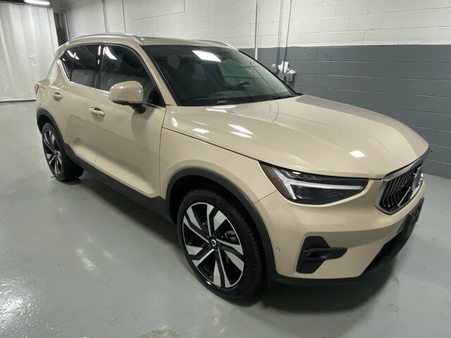 2025 Volvo XC40 photo 3