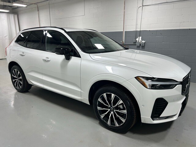 2025 Volvo XC60 Plus photo 4
