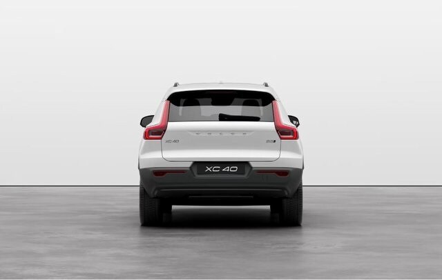 2025 Volvo XC40 photo 3