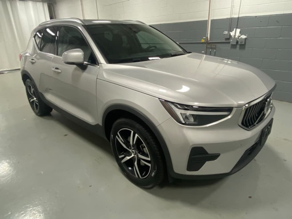Used 2025 Volvo XC40 B5 Core SUV