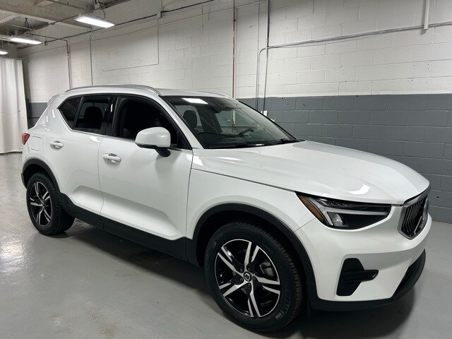 2025 Volvo XC40 Core photo 4