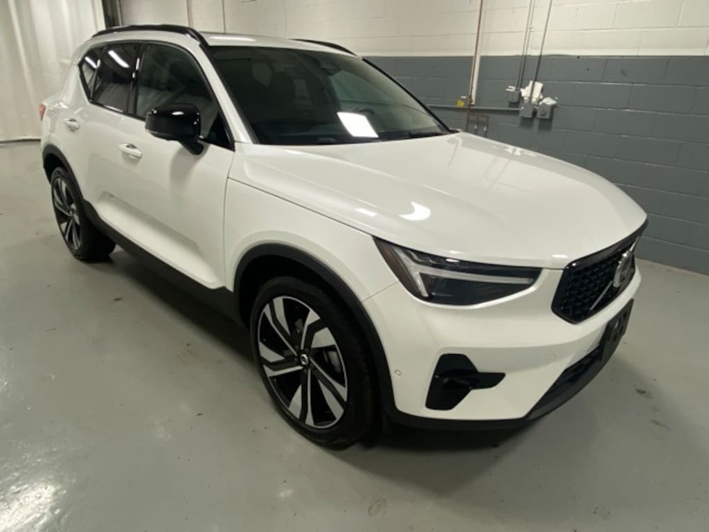 New 2025 Volvo XC40 B5 Plus Dark Theme SUV
