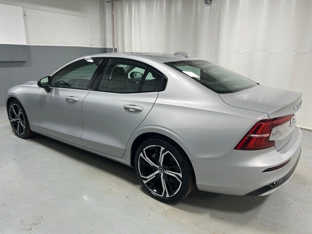 2024 Volvo S60 B5 Core photo 2