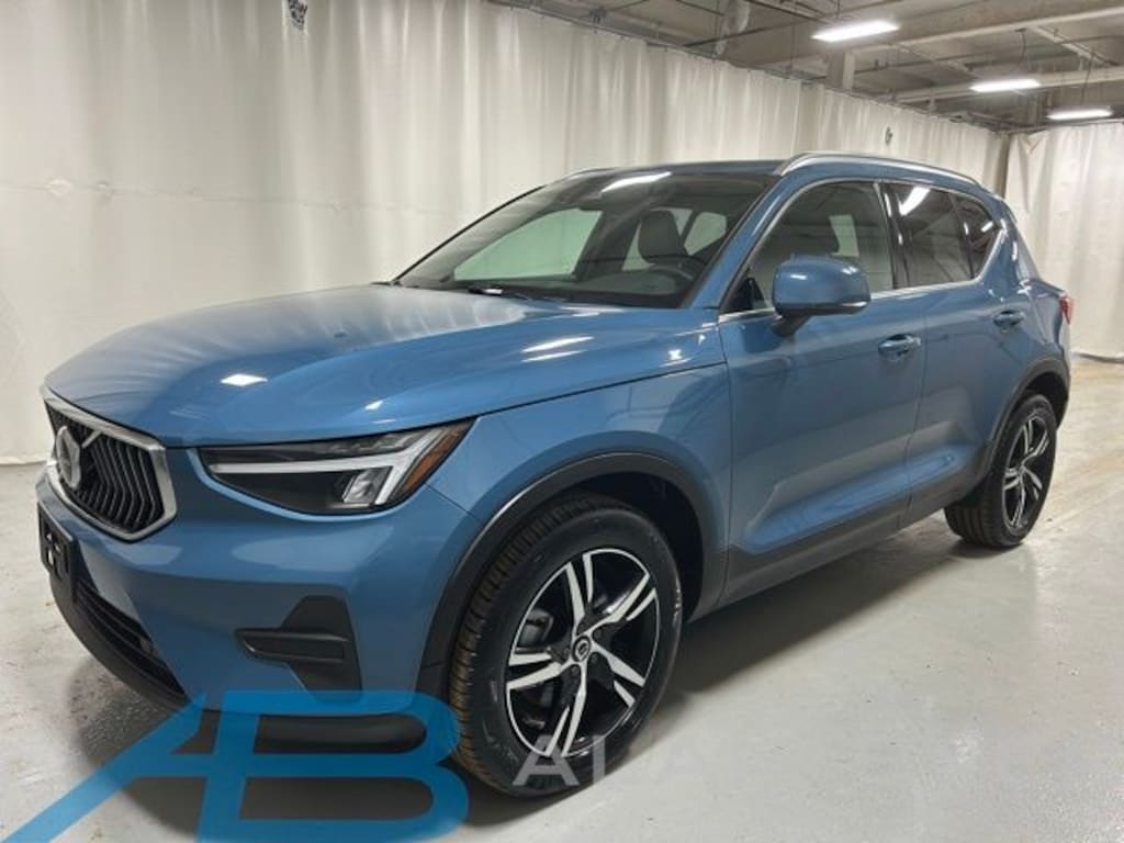Used 2025 Volvo XC40 B5 Core SUV