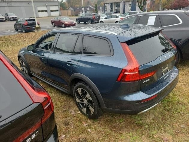 2025 Volvo V60 Cross Country B5 Plus photo 4
