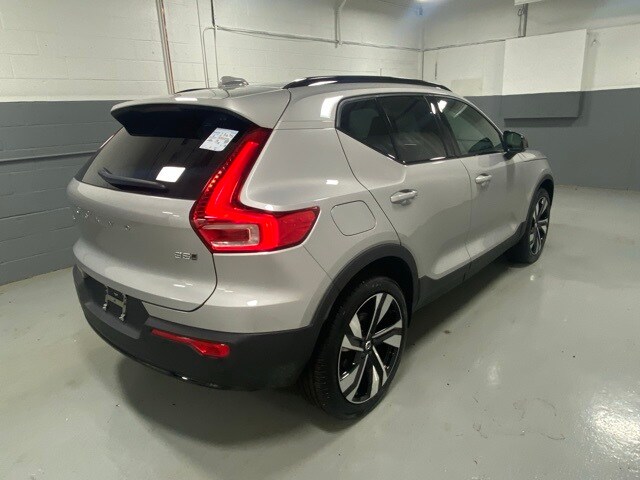 2025 Volvo XC40 Plus photo 3