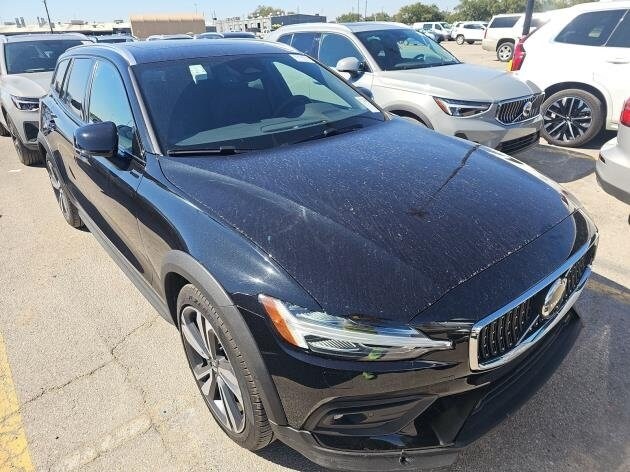 2025 Volvo V60 Cross Country B5 Plus photo 2