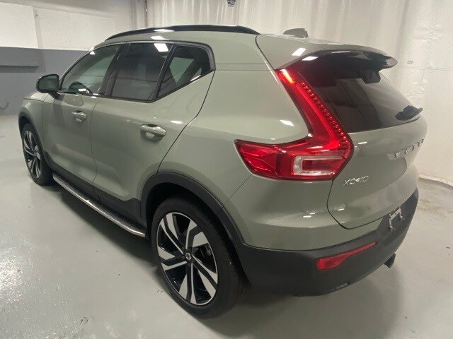 2025 Volvo XC40 photo 2