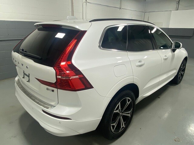 2022 Volvo XC60 B5 Momentum photo 3
