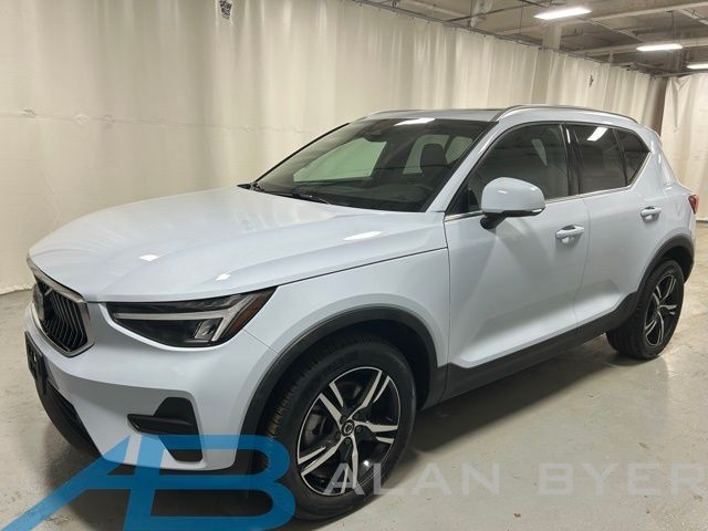 2025 Volvo XC40 Core