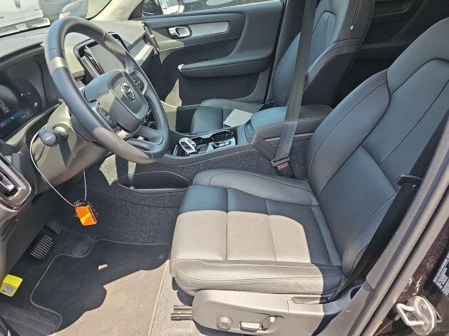 2025 Volvo XC40 Plus photo 4