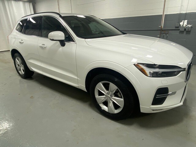 2022 Volvo XC60 B5 Momentum photo 4