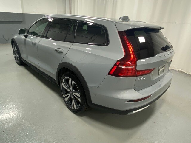 2025 Volvo V60 Cross Country B5 Plus photo 2